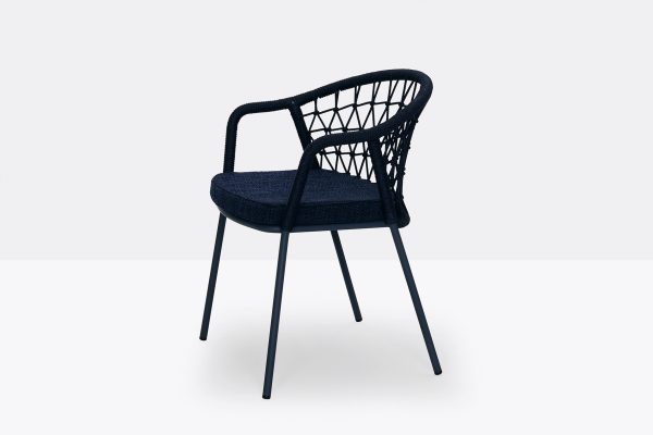 Silla Panarea marca Pedrali con cojin de asiento con estructura de acero y respaldar tejidos con cuerda